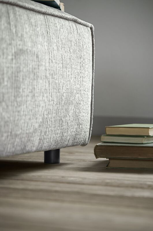Lichtgrijze fauteuil Baricci met prachtige vlindernaad Lichtgrijze fauteuil Baricci met prachtige vlindernaad