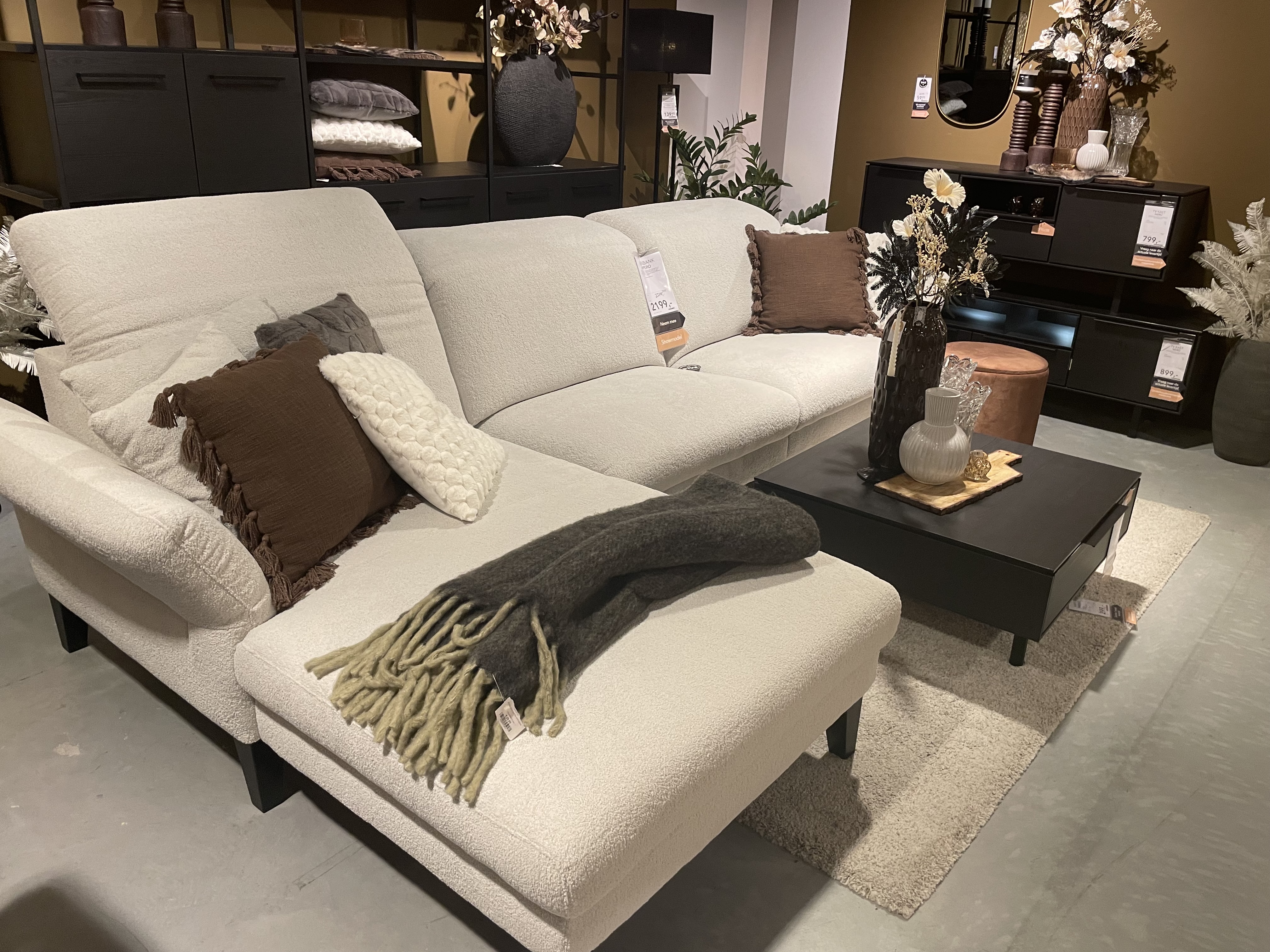 Trendy hoekbank Impero in zachte lichtgrijze stof, incl. sierkussens